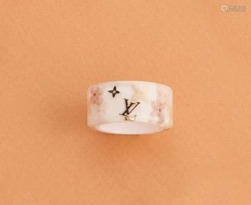 LOUIS VUITTON<br />
BAGUE "Inclusion" en résine cr...