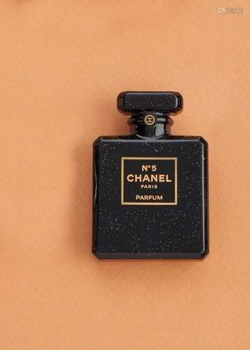 CHANEL<br />
BROCHE en résine pailletée figurant un flacon d...