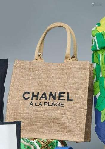 CHANEL<br />
CABAS "Chanel à la plage" en toile de...