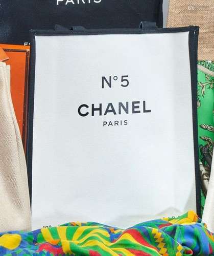 CHANEL<br />
CABAS en toile plastifiée blanc et noir reprena...