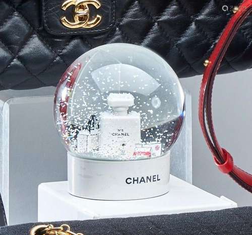 CHANEL<br />
BOULE A NEIGE figurant deux flacons de parfum C...