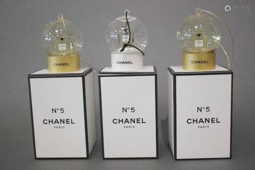 CHANEL<br />
LOT DE TROIS MINI-BOULES A NEIGE figurant un fl...