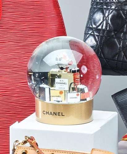 CHANEL<br />
BOULE A NEIGE "Edition 2022" figurant...