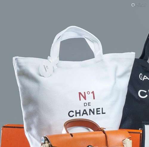 CHANEL<br />
TOT-BAG en toile crème à décor d'un camelia et ...