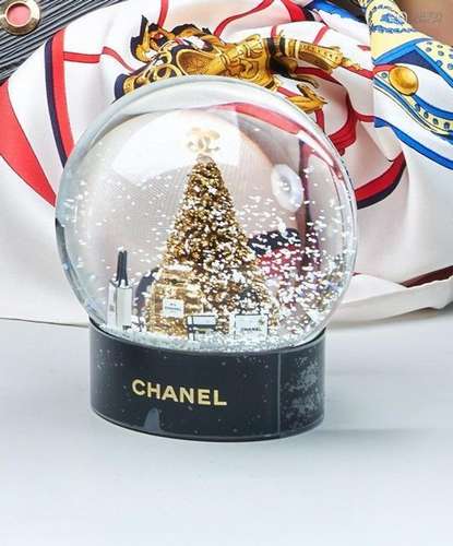 CHANEL<br />
BOULE A NEIGE figurant un sapin scintillant dor...