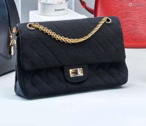 CHANEL<br />
SAC A MAIN 2.55 en tissu matelassé noir à doubl...