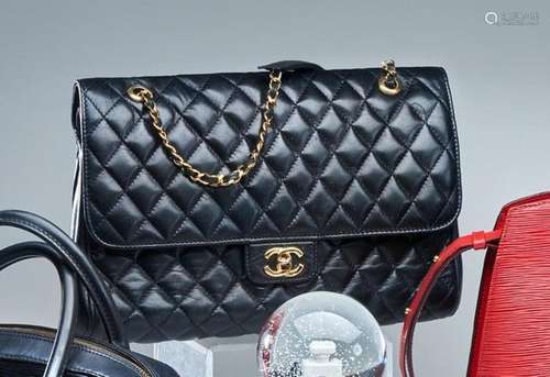 CHANEL<br />
SAC modèle "Timeless Classique Maxi Jumbo&...