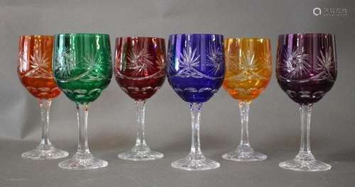 SIX VERRES à pieds en cristal taillé et teinté de couleurs d...