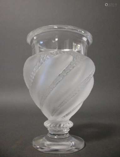 LALIQUE FRANCE<br />
PETIT VASE sur piédouche en cristal tai...