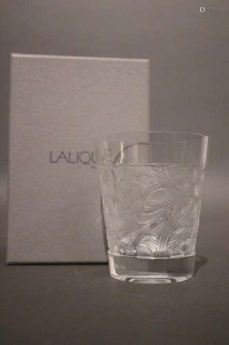 LALIQUE FRANCE<br />
GOBELET en cristal moulé-pressé à décor...