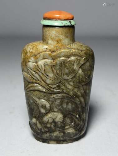 A CHINESE SOAPSTONE CARVED SNUFF BOTTLE, QING DYNASTY (1644-...