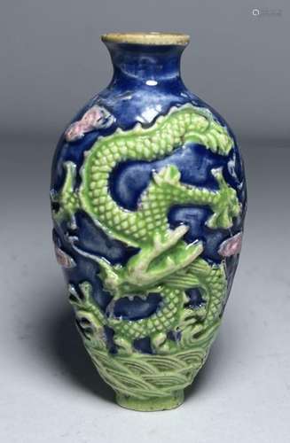 A CHINESE OVERLAY PORCELAIN DRAGON SNUFF BOTTLE, QING DYNAST...