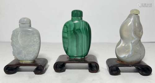 THREE CHINESE SNUFF BOTTLES ON WOODEN STANDS, QING DYNASTY (...