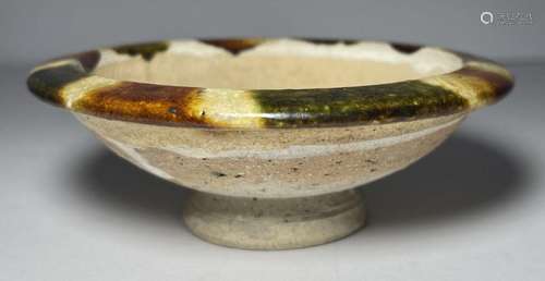 A CHINESE SANCAI GLAZED FOOTED BOWL, TANG DYNASTY (618-907)