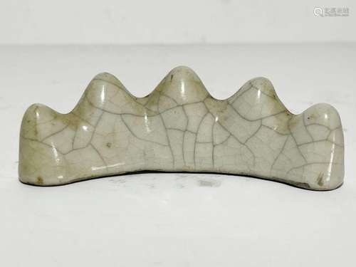 A CHINESE GE TYPE CRACKLE BRUSH REST, 18TH CENTURY OR EARLIE...