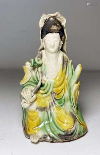 A CHINESE BISCUIT FAMILLE VERTE GUANYIN FIGURE, KANGXI PERIO...