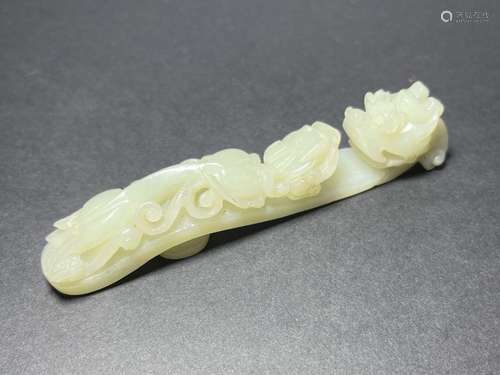 A CHINESE WHITE JADE BELT HOOK, QING DYNASTY (1644-1911)