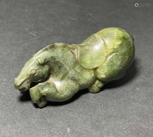 A CHINESE SPINACH JADE FIGURE OF A RECLINING HORSE, QING DYN...