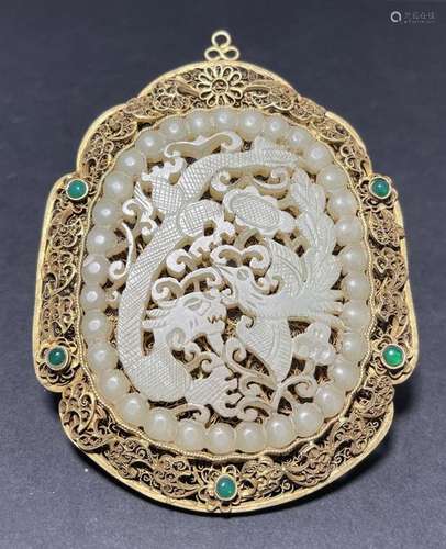 A CHINESE JADE & GILT PENDANT