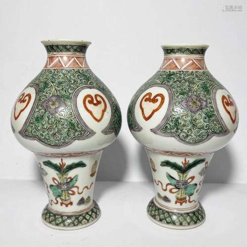 A PAIR OF CHINESE FAMILLE VERTE LANTURN VASES, KANGXI PERIOD...