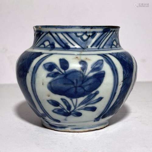 A CHINESE BLUE& WHITE JAR, MING DYNASTY (1368-1644)