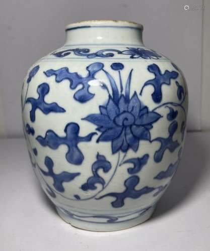 A CHINESE BLUE & WHITE FLORAL VASE, MING DYNASTY (1368-1...