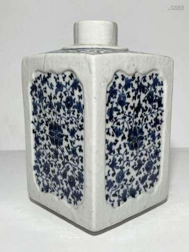 A CHINESE BLUE & WHITE BOTTLE VASE