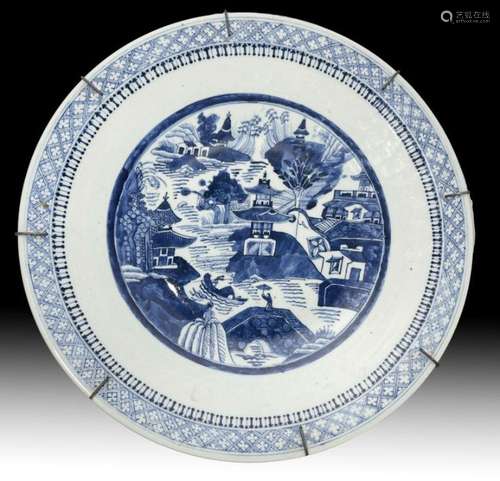 A CHINESE BLUE & WHITE CHARGER, QING DYNASTY (1644-1911)