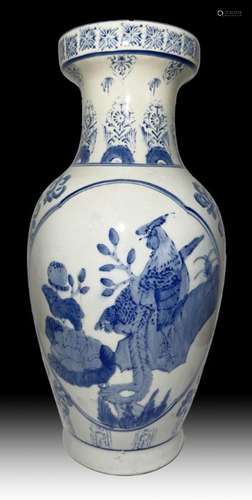 A CHINESE BLUE & WHITE FLORAL VASE