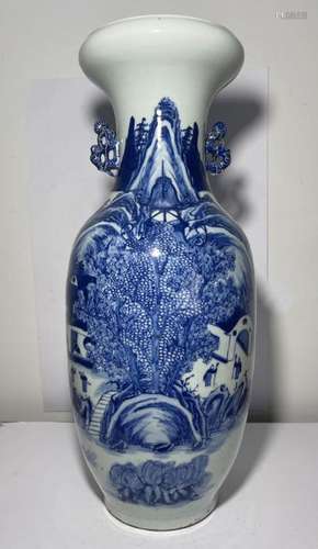 A LARGE CHINESE BLUE & WHITE VASE, 19TH/20TH CENTURY