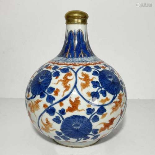 A CHINESE IMARI VASE, KANGXI PERIOD (1662-1772)