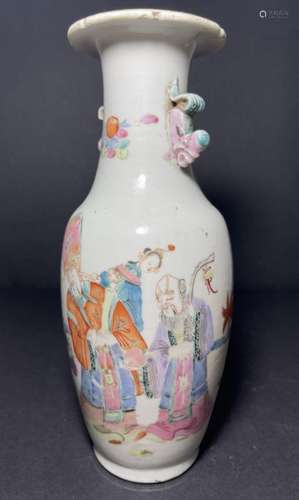 A CHINESE FAMILLE ROSE FIGURAL VASE, QING DYNASTY (1644-1911...