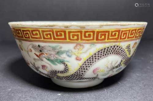 A CHINESE WUCAI 'DRAGON AND PHOENIX' BOWL WITH GUA...