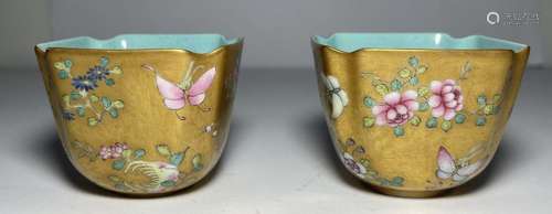 A PAIR OF GOLD GROUND CHINESE FAMILLE ROSE CUPS,