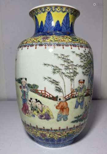 A CHINESE FAMILLE GROUND HAND PAINTED VASE, REPUBLIC PERIOD