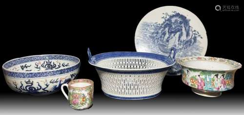 ASSORTMENT OF CHINESE BLUE & WHITE WARES AND TWO FAMILLE...