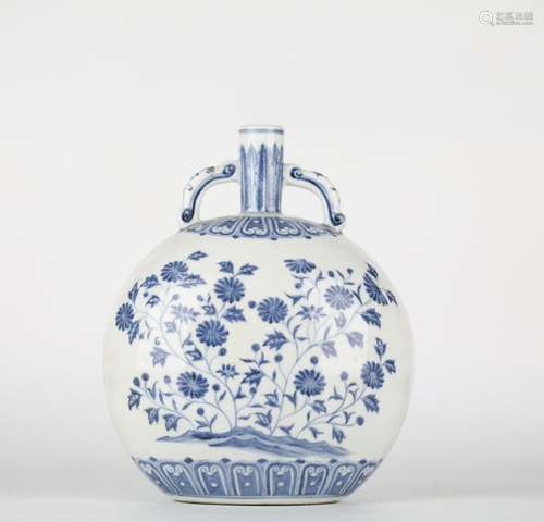 Chinese blue and white glazed vase, Ming Dynasty