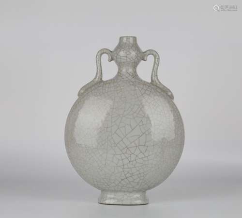 Guan Glazed Porcelain Bottle，18th century