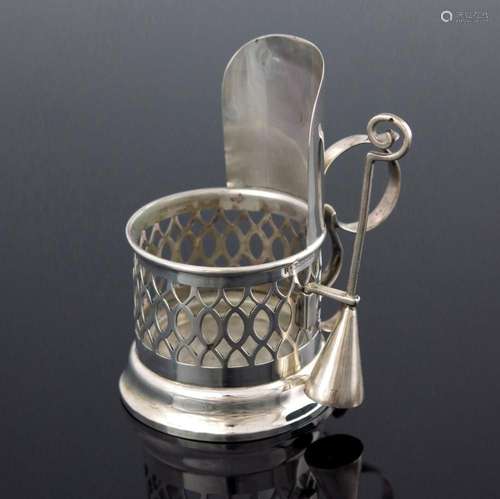 An Edwardian silver chamberstick and snu