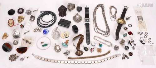 Assorted costume jewellery