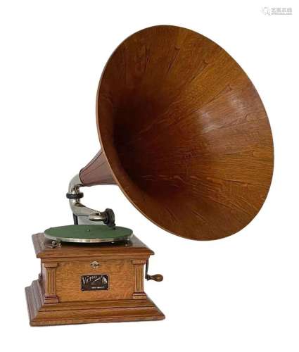 Vivtor Oak Gramophone