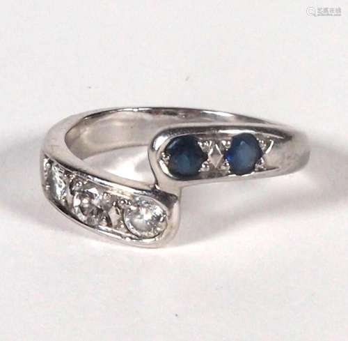 RING, 3 Brillanten zus ca 0,5ct und 2 Saphire zus ca 0,4ct,