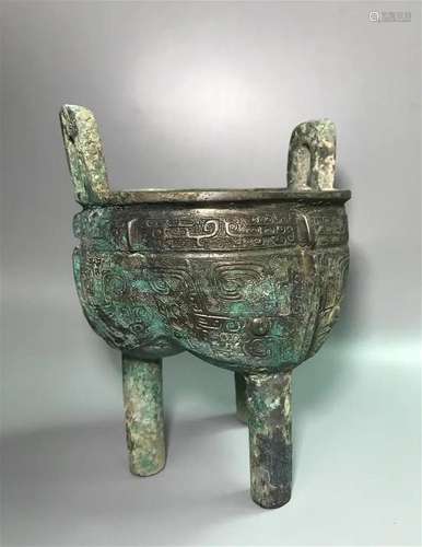 Bronze tripod with beast face pattern in western Zhou Dynast...