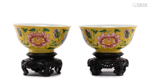 PAIR CHINESE FALANGCAI FLORAL BOWLS