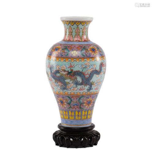 A CHINESE FALANGCAI DRAGON VASE