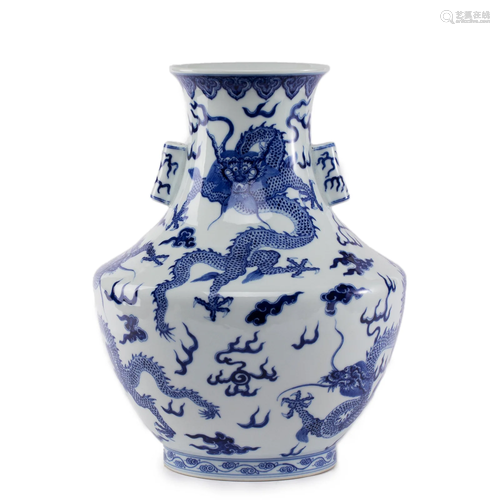 A CHINESE BLUE AND WHITE DRAGON ARROW VASE