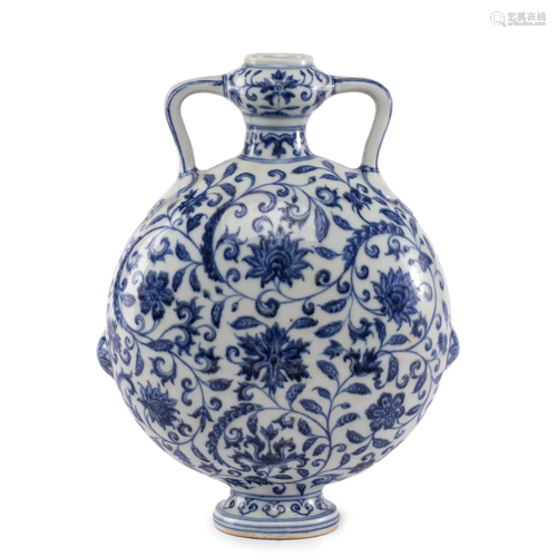 A CHINESE BLUE AND WHITE VASE BIANHU