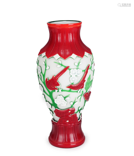 A CHINESE PEKING GLASS VASE