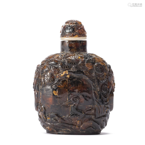 A CARVED AMBER SNUFF BOTTLE