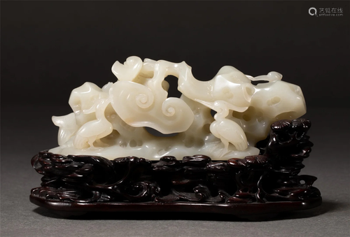 A CHINESE CARVED JADE DECORATION